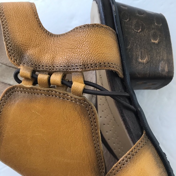 Unity in Diversity® Shasta Daisy Leather Sandals - Picture 11 of 12